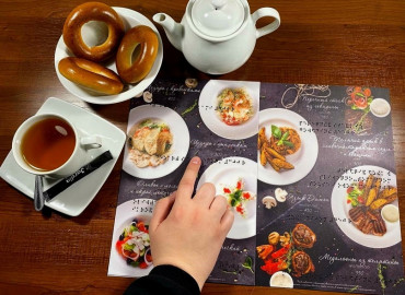 Студенты из Новосибирска придумали проект «ЗаБрайльнуть»: в кафе и ресторанах города появилось меню для незрячих людей